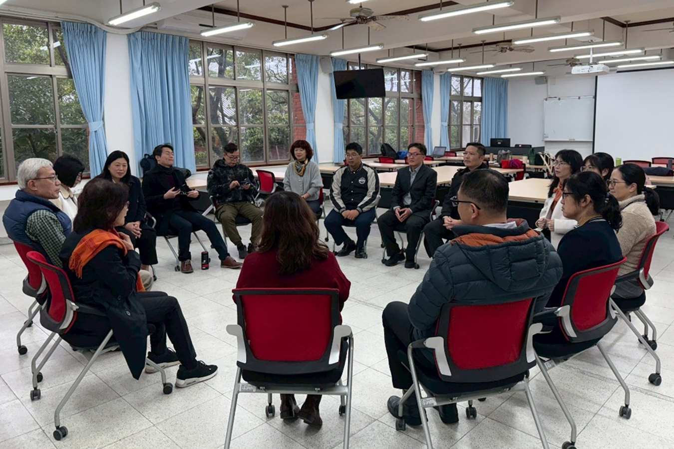 駕馭生成式 AI 浪潮：從媒體素養到數位領導的校長必修課